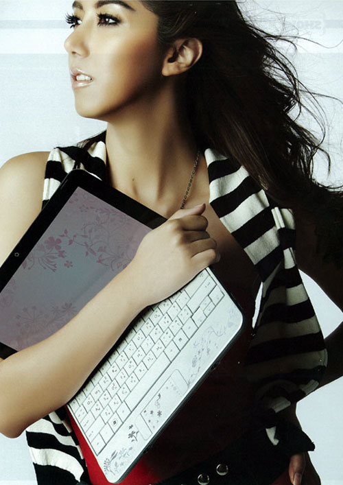 Ice cluthes her HP laptop like it is a purse